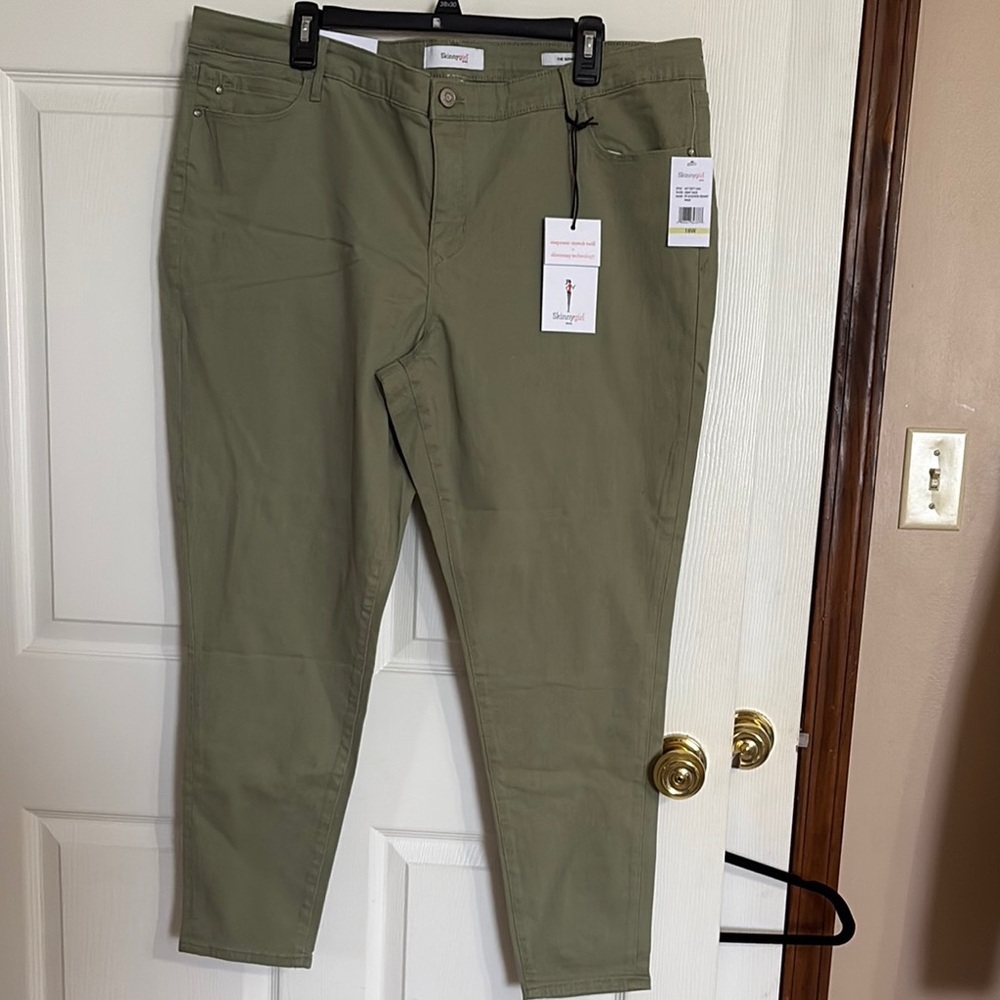 NWT skinny girl  Green Ankle Cropped Jeans